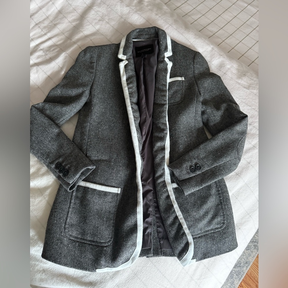 Gorgeous blazer with beautiful details
